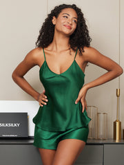 Women's emerald green mulberry silk spaghetti strap camisole and shorts set.