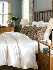 Snowbud Lily 19Momme mulberry silk pillowcase and duvet cover set with leopard print accent pillows.