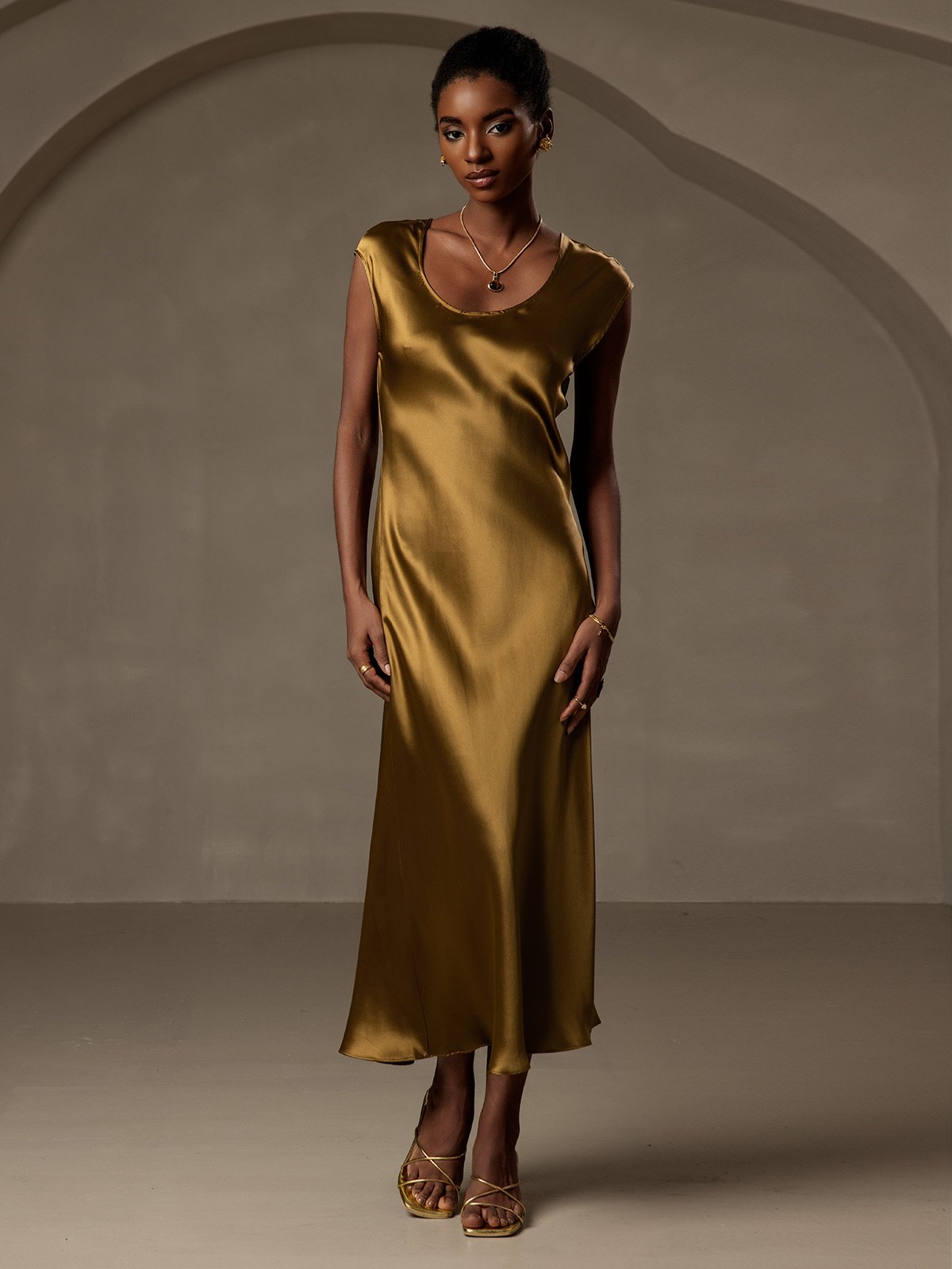 Brown 19Momme mulberry silk cap sleeve round neck midi dress.