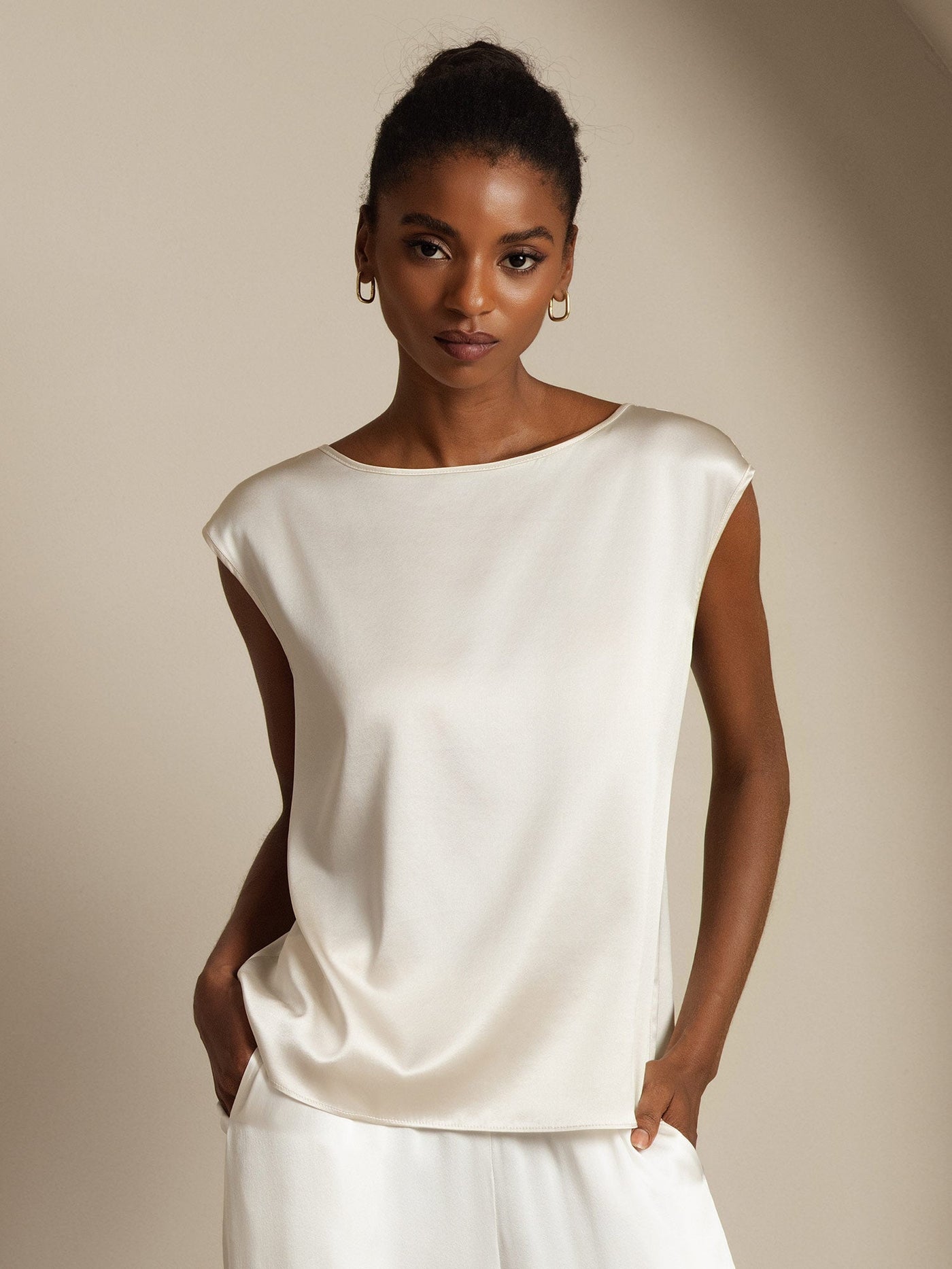 White 19Momme mulberry silk cap sleeve round neck women's top.