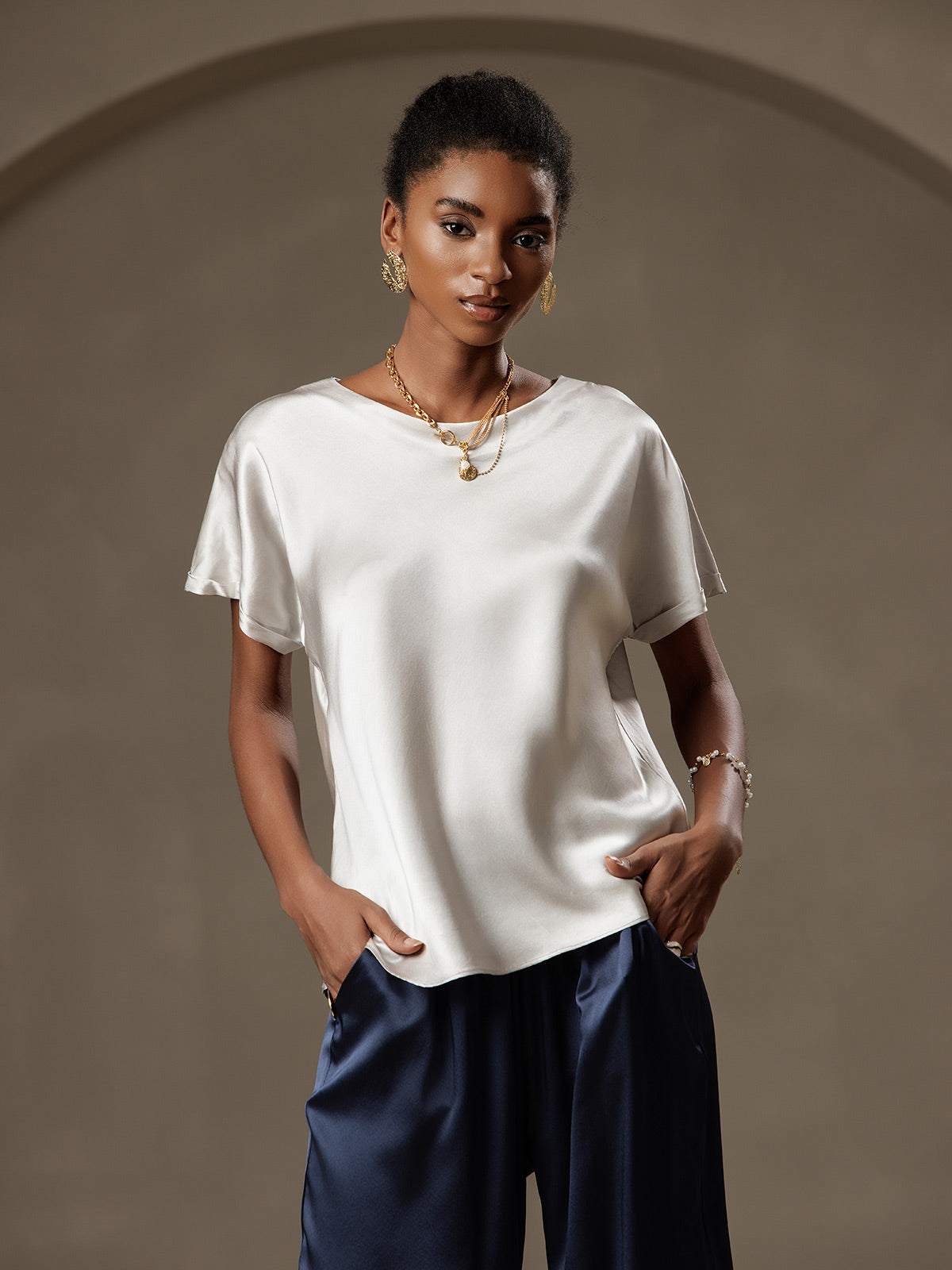 Light gray 19Momme mulberry silk short sleeve boat neck women's T-shirt.