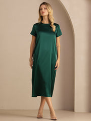 Women's 19 Momme mulberry silk short sleeve crew neck midi dress in emerald green with side pockets.