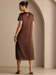 Brown 19Momme mulberry silk short sleeve crew neck midi dress with side pockets.