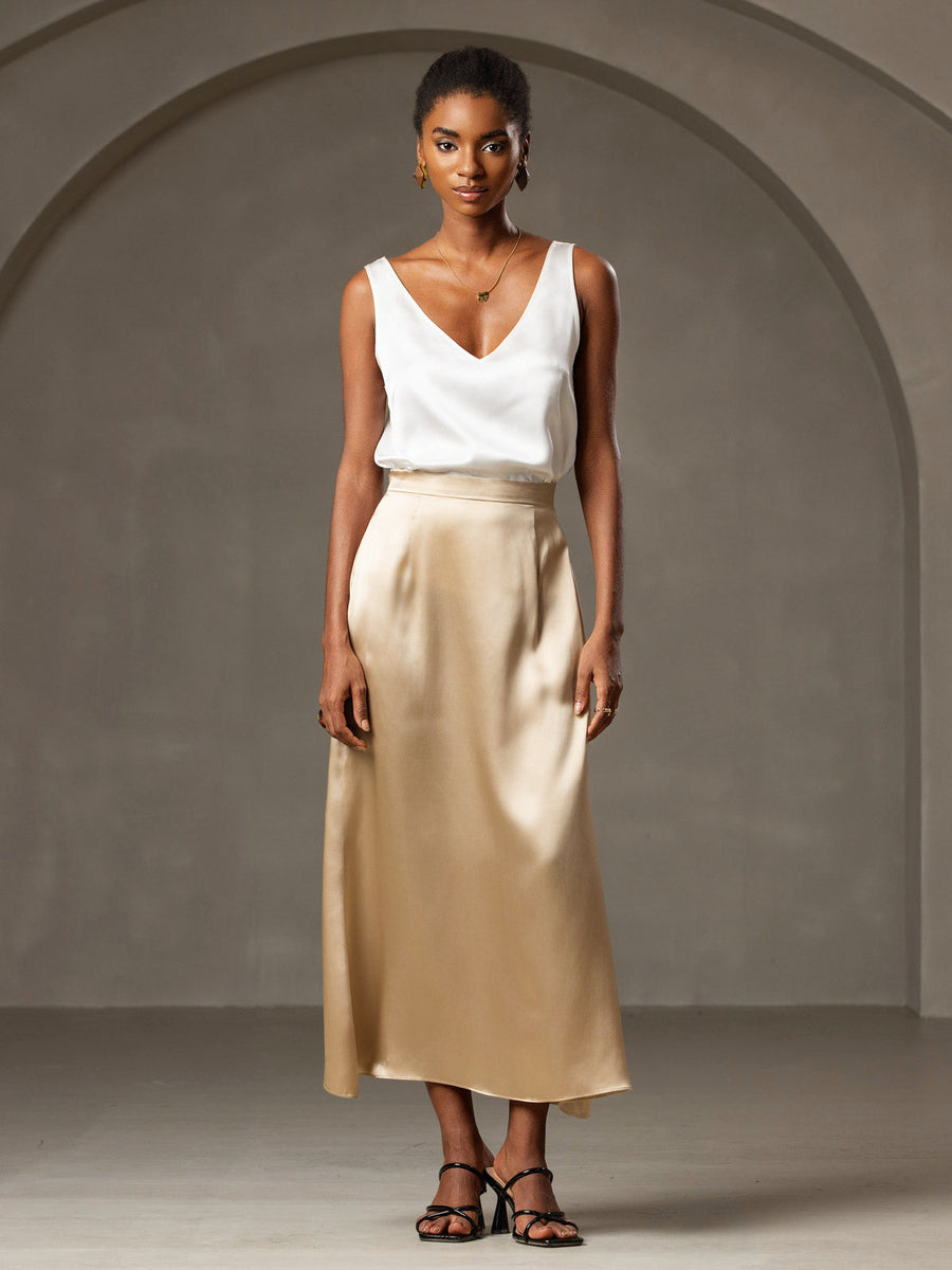 White 19Momme mulberry silk sleeveless V-neck tank top with V-back design.